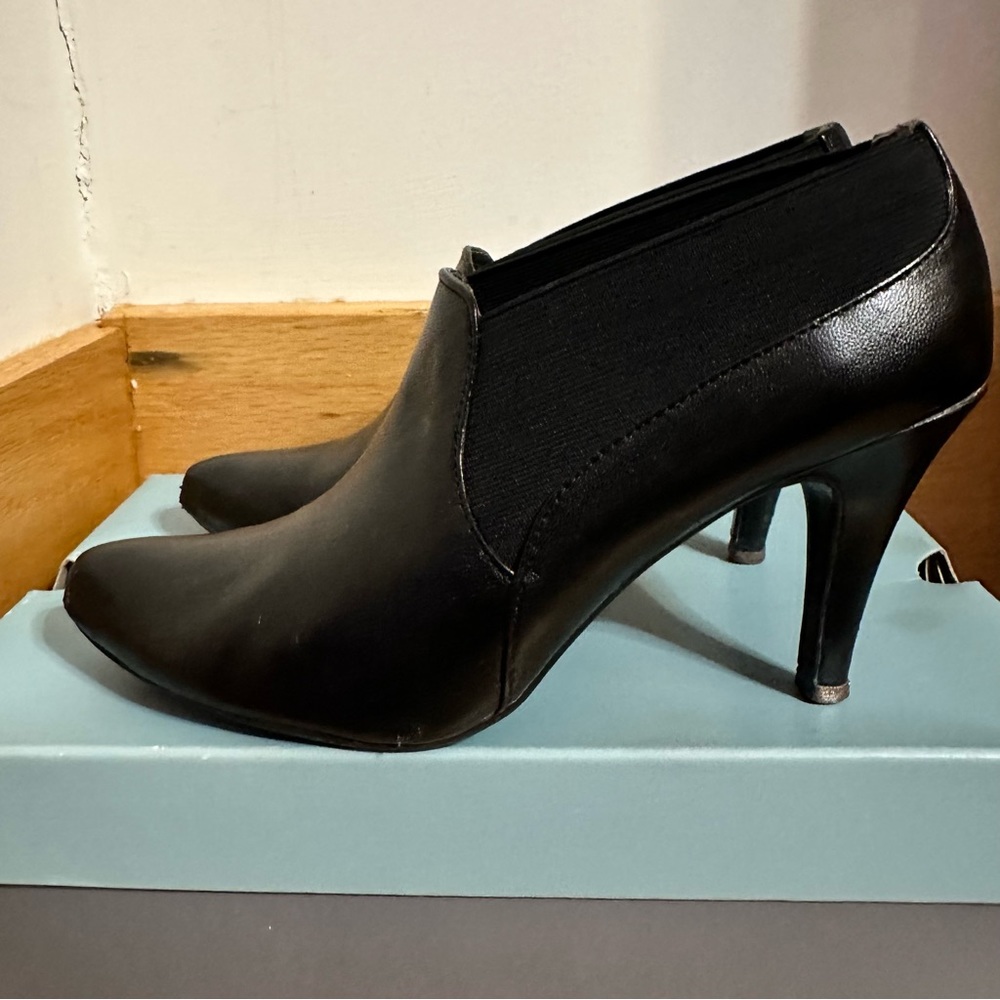 Apt.9 leather booties size 8 heels 3”